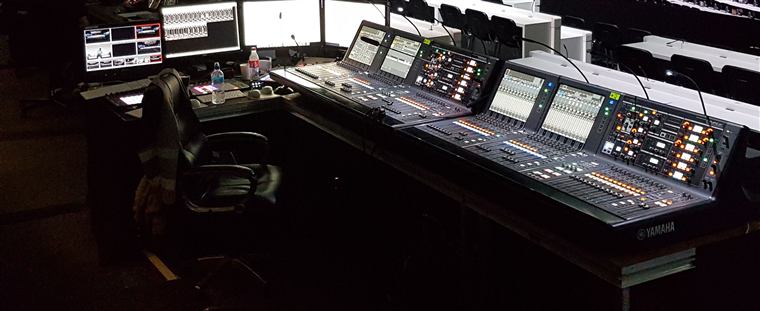 Broadcast-Arbeitsplatz mit mehreren Mischpulten