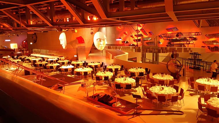 Festlich gedeckte Tische in warm beleuchteter Halle