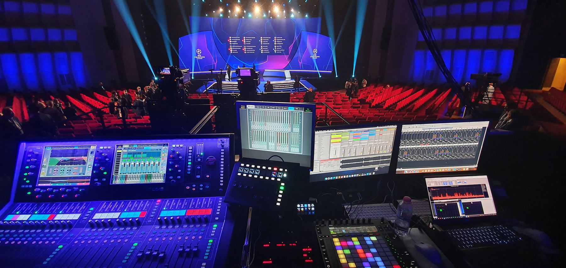 Allen & Heath dLive-Mischpult am FoH-Platz vor einer blau beleuchteten Bühne