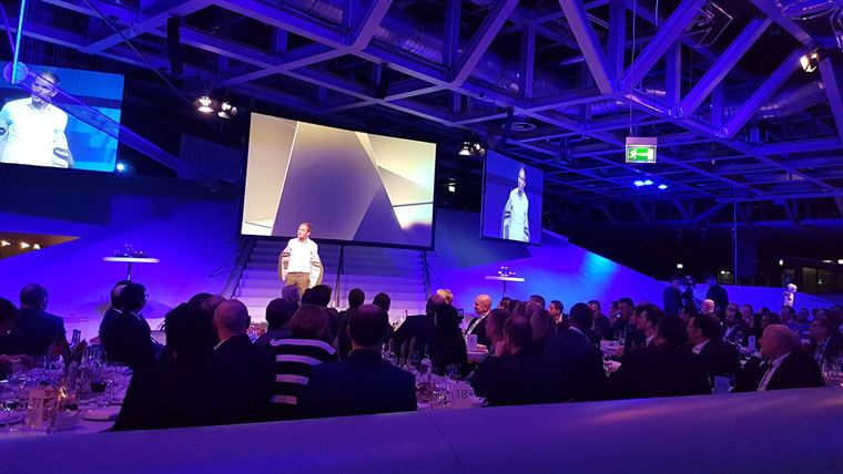Rednerin auf der Bühne bei einem Corporate Event