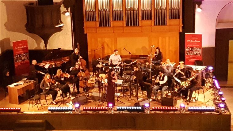 Orchester vor einer Kirchenorgel