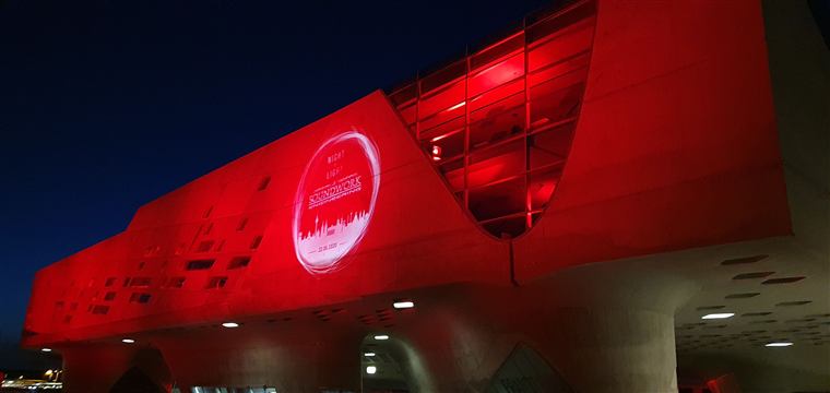 Das phaeno Wolfsburg in rotem Licht bei Nacht