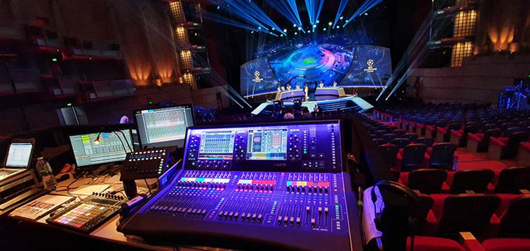 Allen & Heath dLive-Pult im Einsatz